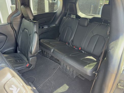 Used 2020 Chrysler Pacifica Touring-L w/ S Appearance Package FWD image 7