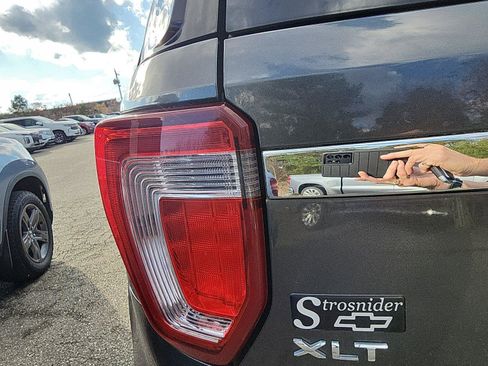 Used 2017 Ford Explorer XLT w/ Equipment Group 202A image 8