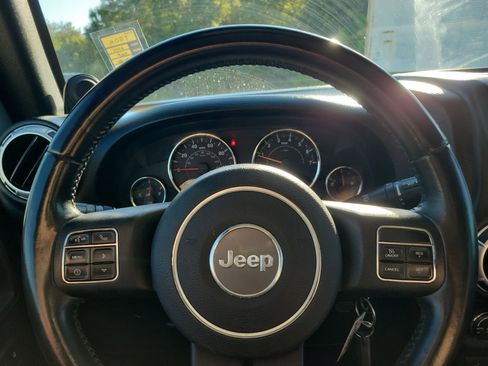 Used 2014 Jeep Wrangler Unlimited Rubicon w/ Connectivity Group image 14