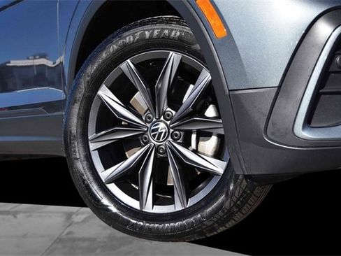 Certified 2022 Volkswagen Tiguan SE image 3