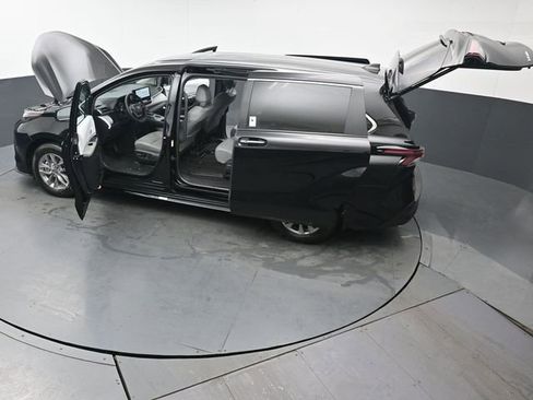 Used 2025 Toyota Sienna XLE image 53