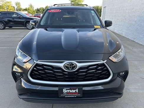 Used 2023 Toyota Highlander XLE AWD/4WD image 2
