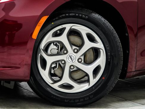 Used 2023 Chrysler Pacifica Limited image 3