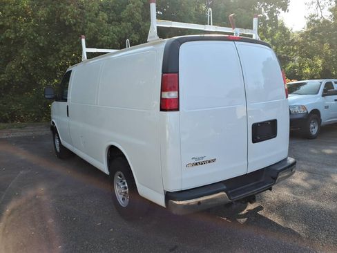 Used 2018 Chevrolet Express 2500 w/ Driver Convenience Package RWD image 12