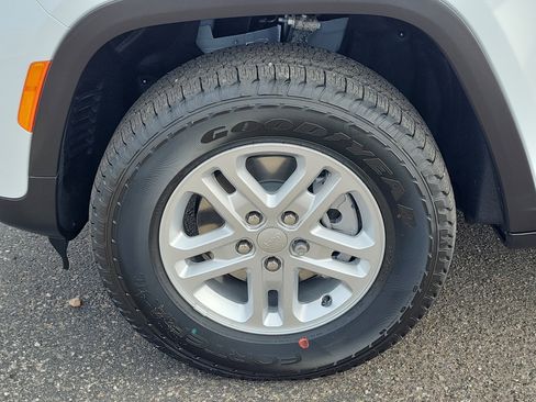 New 2025 Jeep Grand Cherokee Laredo w/ Trailer Tow Package image 30