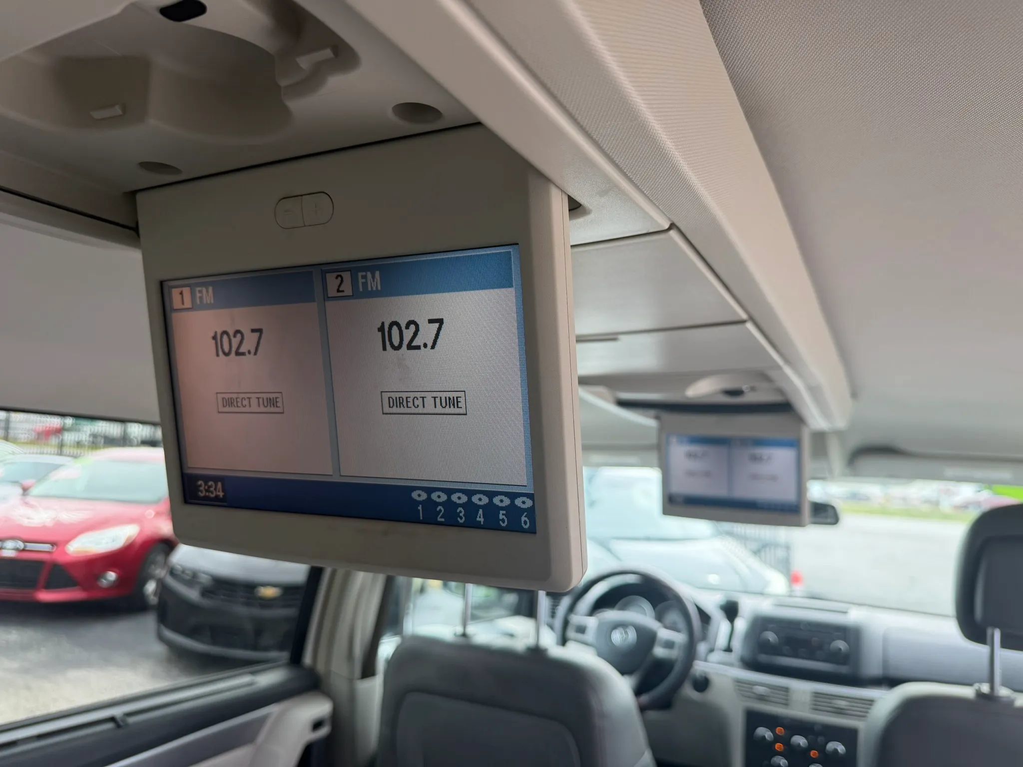 Used 2011 Volkswagen Routan SE FWD image 19