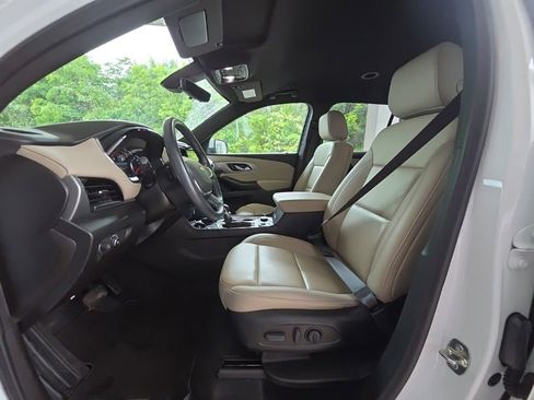 Used 2022 Chevrolet Traverse LT w/ LT Premium Package FWD image 9