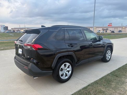Used 2019 Toyota RAV4 LE image 8