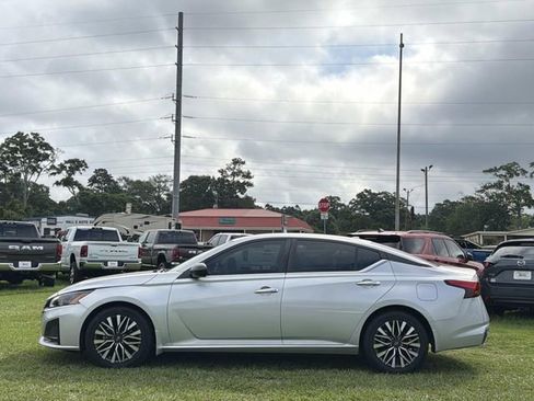Used 2024 Nissan Altima 2.5 SV FWD image 9