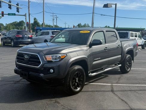 Used 2018 Toyota Tacoma SR5 RWD image 7