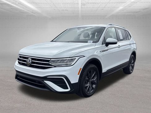 Used 2024 Volkswagen Tiguan SE FWD image 1