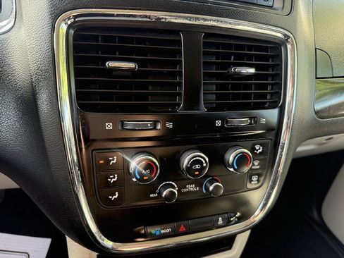 Used 2013 Dodge Grand Caravan SXT FWD image 28