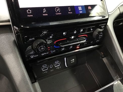 Used 2024 Jeep Grand Cherokee L Limited w/ Luxury Tech Group II image 10