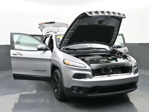 Used 2018 Jeep Cherokee Latitude w/ Altitude Package FWD image 48