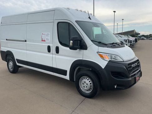Used 2025 RAM ProMaster 2500 w/ Convenience Group FWD image 3