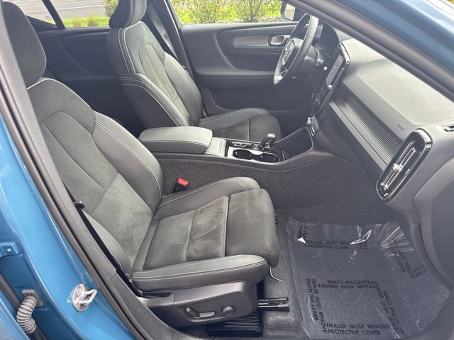 Certified 2025 Volvo XC40 B5 Plus AWD/4WD image 12