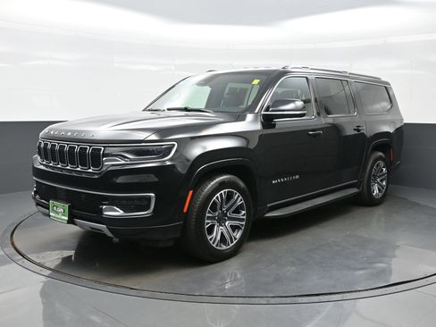 Used 2024 Jeep Wagoneer L Series II w/ Flexible Seating Group AWD/4WD image 2