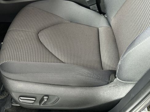 Used 2025 Toyota Highlander LE FWD image 12