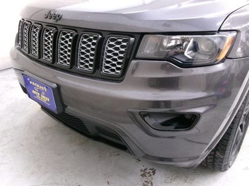 Used 2018 Jeep Grand Cherokee Altitude image 11