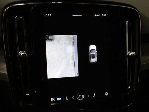 Used 2025 Volvo XC40 B5 Plus image 38