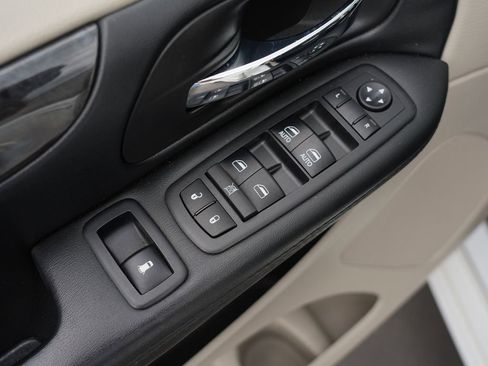 Used 2018 Dodge Grand Caravan SE w/ UConnect Hands-Free Group FWD image 16