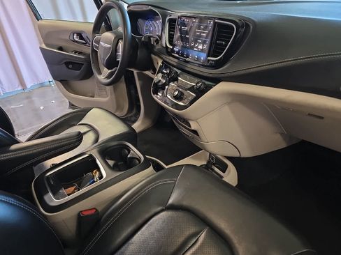 Used 2023 Chrysler Pacifica Touring-L FWD image 18