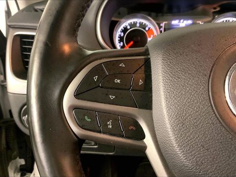 Used 2019 Jeep Cherokee Latitude Plus image 18