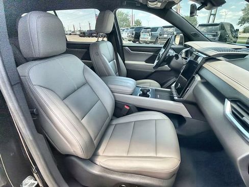 Certified 2026 GMC Acadia Elevation w/ Elevation Premium Package FWD image 27