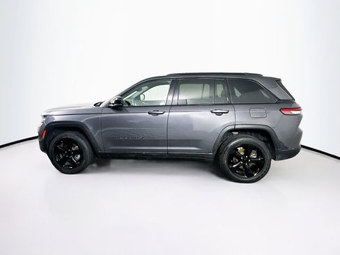 Used 2023 Jeep Grand Cherokee Altitude image 4