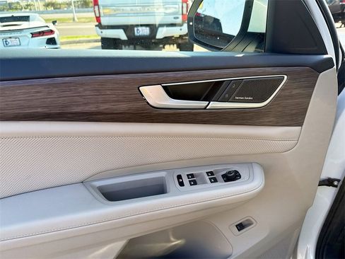 Used 2025 Volkswagen Atlas SEL Premium R-Line image 9