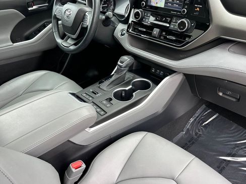 Used 2022 Toyota Highlander XLE image 17