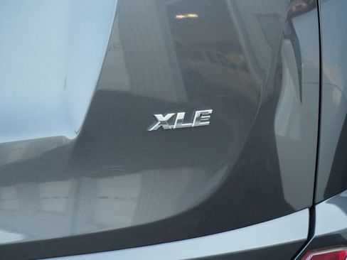 Used 2018 Toyota RAV4 XLE FWD image 11