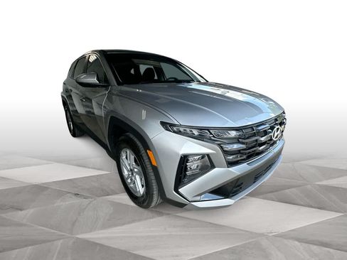 Used 2025 Hyundai Tucson SE FWD image 2