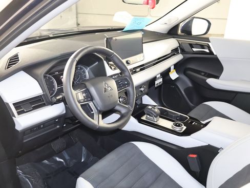 New 2026 Mitsubishi Outlander SE image 2