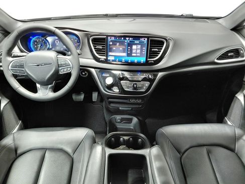 Used 2025 Chrysler Pacifica Select image 2