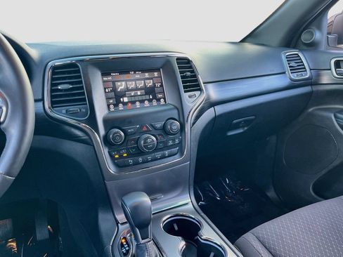 Used 2019 Jeep Grand Cherokee Laredo AWD/4WD image 23
