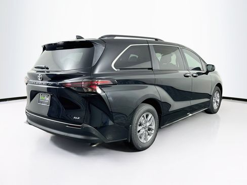 Used 2026 Toyota Sienna XLE FWD image 9