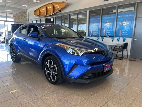 Used 2019 Toyota C-HR XLE FWD image 2