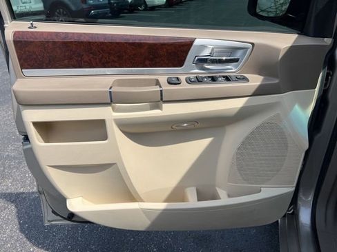 Used 2009 Chrysler Town & Country Touring image 20