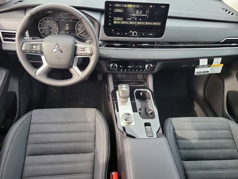 New 2026 Mitsubishi Outlander SE image 17