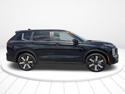 Used 2025 Mitsubishi Outlander SE AWD/4WD image 2