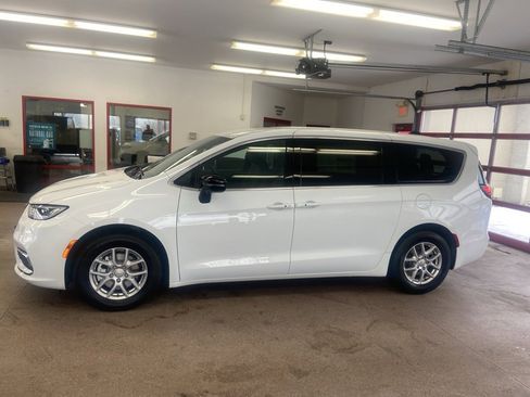 New 2026 Chrysler Pacifica Select image 7
