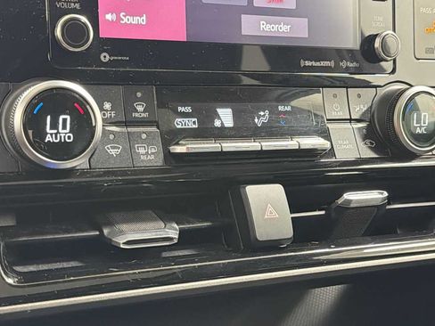 Used 2020 Toyota Highlander XLE AWD/4WD image 20