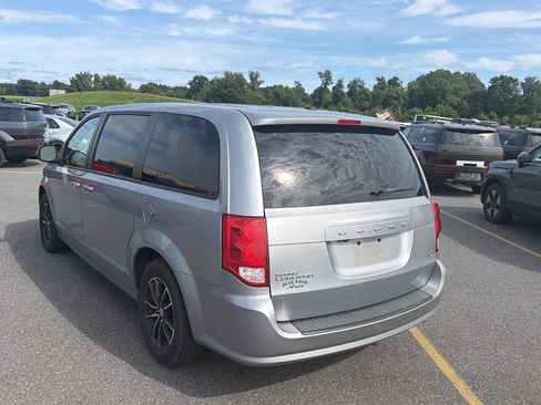 Used 2019 Dodge Grand Caravan SXT w/ Blacktop Package FWD image 3