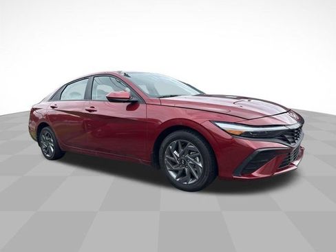 Used 2024 Hyundai Elantra SEL FWD image 3