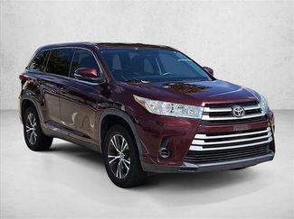 Used 2019 Toyota Highlander LE FWD video 3