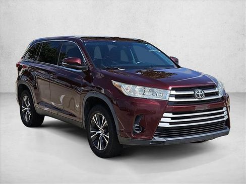 Used 2019 Toyota Highlander LE FWD image 3