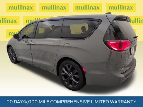 Used 2020 Chrysler Pacifica Touring w/ S Appearance Package FWD image 9
