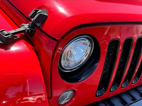 Used 2018 Jeep Wrangler Unlimited Sahara AWD/4WD image 30