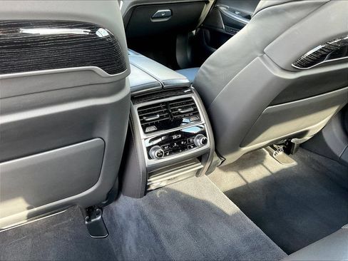 Used 2022 BMW 750i xDrive w/ M Sport Package AWD/4WD image 10